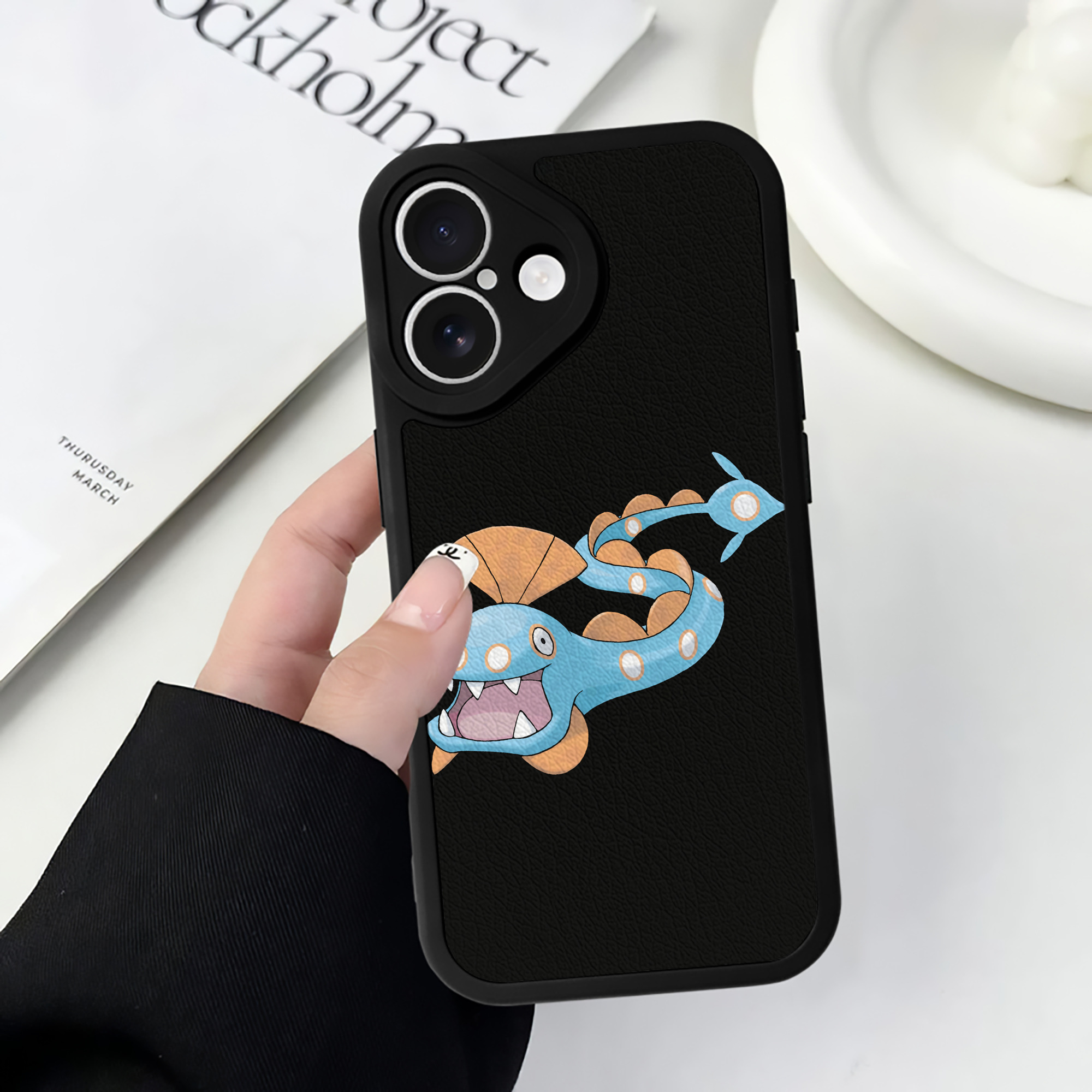 （画像用） ポケットモンスター Pokémon 【iPhone 16シリーズ対応】シリコンスマホケース（レザー調） 材質：シリコン